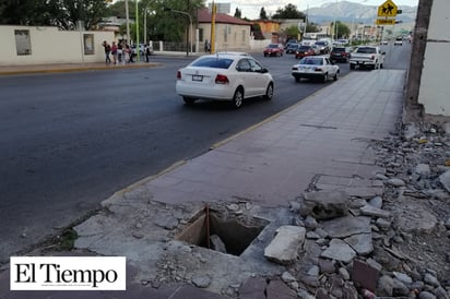 Un peligro las ‘trampas’ en banquetas del centro