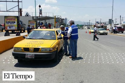 Revisan documentos a taxistas