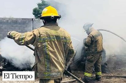 Se incendia auto estático