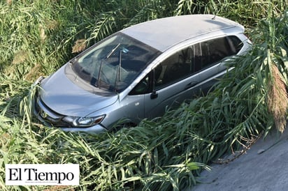 Cae al río con todo y vehículo