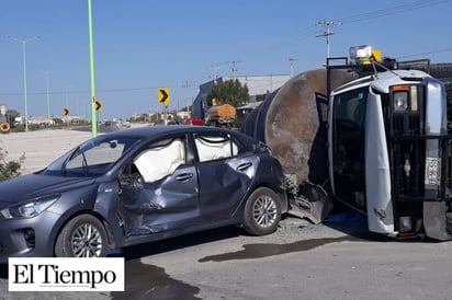 Chocan y vuelcan en el libramiento