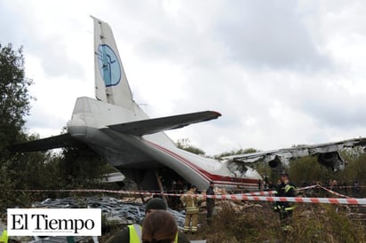 Avión se estrella al parecer por falta de combustible en Ucrania