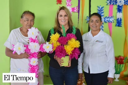 Finalizan cursos de flores y cruces