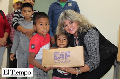 Entrega Gladys Ayala despensas saludables