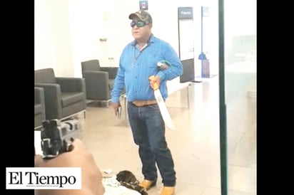 Hombre intenta asaltar banco con un machete para ‘salvar al mundo’