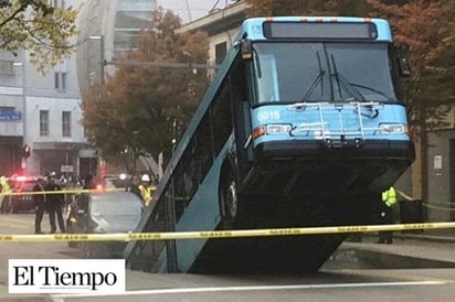 Se abre socavón en centro de Pittsburgh y cae autobús de pasajeros