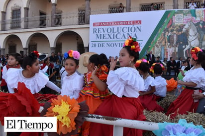 Colorido desfile revolucionario