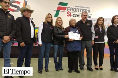 Entrega Marcela Gorgón sillas de ruedas a la región