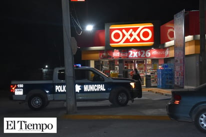 Parejas con niños atracan un OXXO