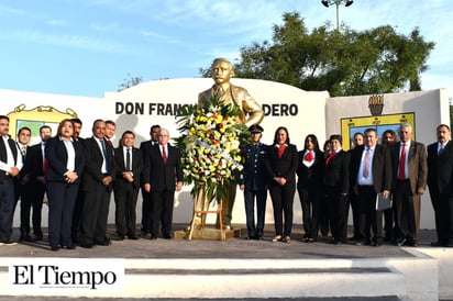 Colocan ofrenda floral a Francisco I. Madero