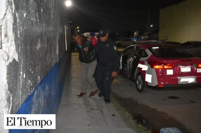 Llega de parranda exigiendo de cenar