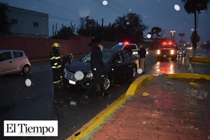 Derrapa, choca y acaba volcando