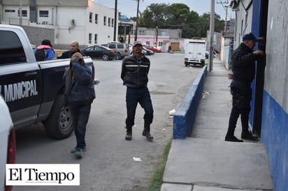 Dormían 'mona' en lote baldío