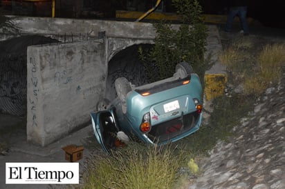 Cae y vuelca en Arroyo Frontera