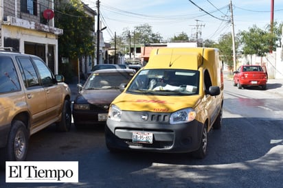 Sale de farmacia y causa choque