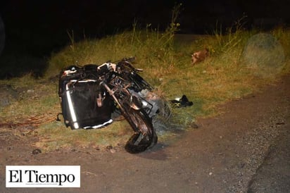 Motociclista cae al arroyo