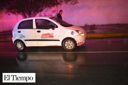 Se pasa rojo choca a taxi