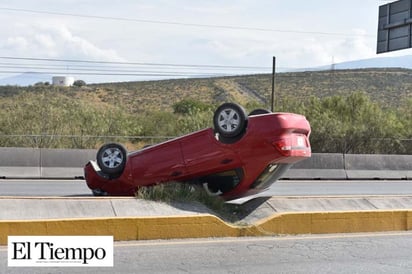 Resulta ilesa de volcadura