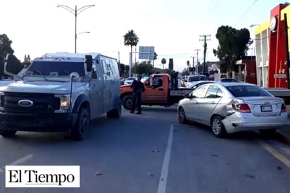 Se le atraviesa a camión blindado