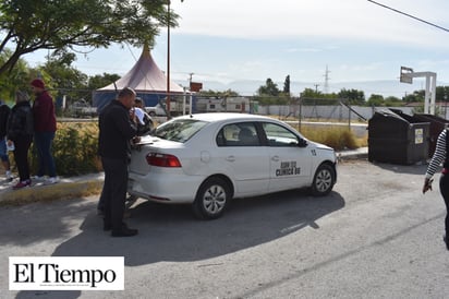 Se pasa ALTO y choca a taxi