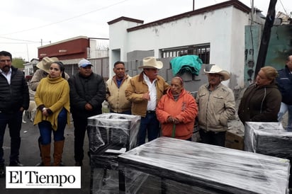 Ayudan a familia que perdió sus bienes en voraz incendio