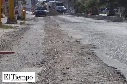 Destrozan pavimento en Avenida Acereros