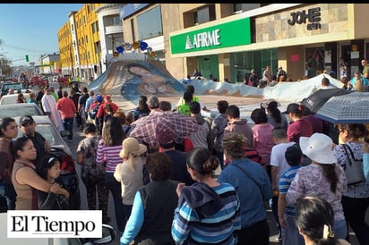 Peregrinan cientos con la Virgen de Guadalupe