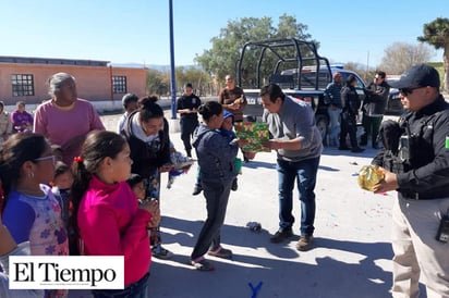 Lleva Enrique Soto bolsitas a niños del Ejido Palo Blanco