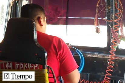 Conducen y hablan por celular choferes del transporte público