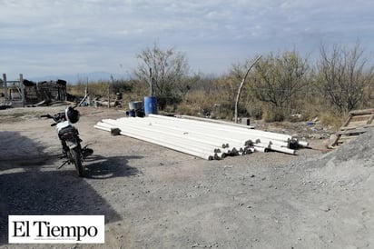 Les prometen red de agua y vecinos compran tubería