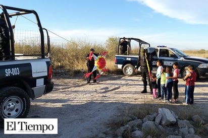 Policías llevan posada a niños