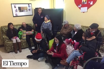 Alumnos del CAM 16 llevan regalos al asilo