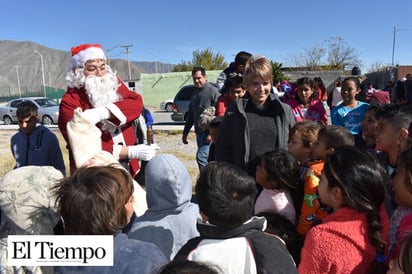 Llega Santa Claus a colonia Magdalenas