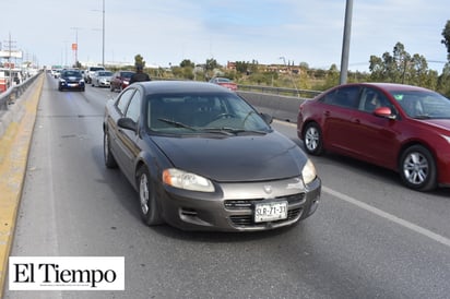 'Estaciona' auto arriba de puente