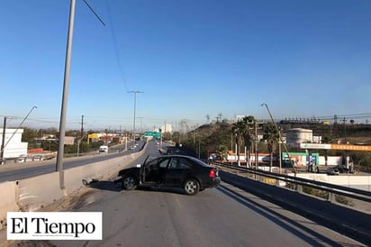 Colisiona contra muros de puente