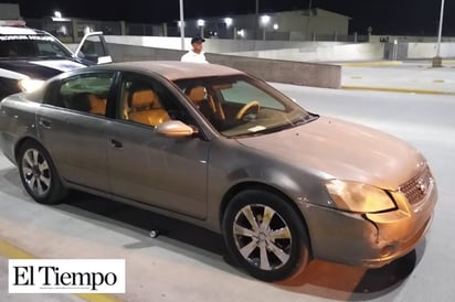 Abandonan auto en Mall