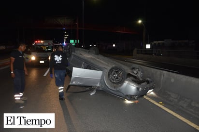 Choca Vs puente y acaba volcando