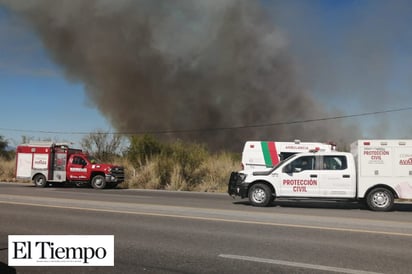 Paraliza el tráfico incendio de pastizales