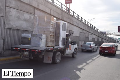 Invade damita carril a camión