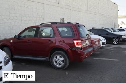 Chocan damitas en estacionamiento