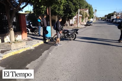 Menor en moto ocasiona choque