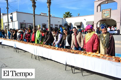 Disfrutan familias la Rosca de Reyes