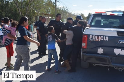 LE ECHAN MONTÓN A POLICÍAS