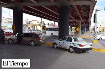 TAXISTA SE DISTRAE Y PROVOCA CHOQUE