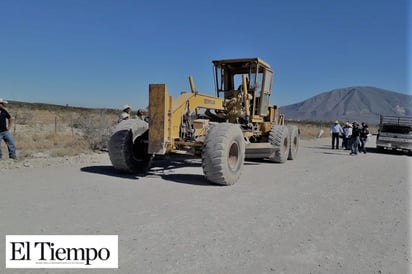 Mejoran caminos a ejidos  de Palo Blanco y Soledad