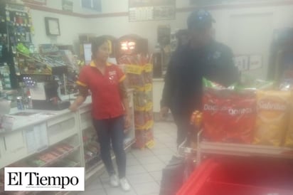 ROBA CHUCHERÍAS DE TIENDA