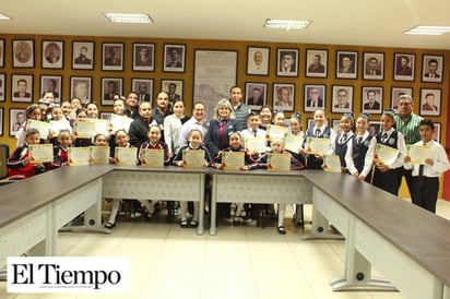 Reciben diplomas del  concurso de escoltas