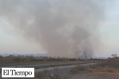 SE QUEMA PASTIZAL EN LAS VÍAS DEL FERROCARRIL