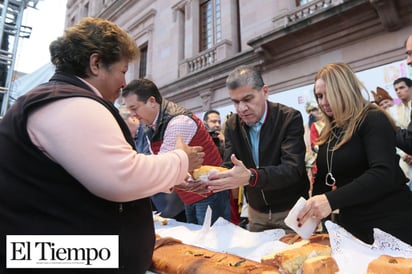 Comparten Miguel Riquelme y Marcela Gorgón, rosca de reyes