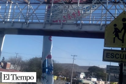 CAE LONA SOBRE LA AVENIDA SIDERMEX